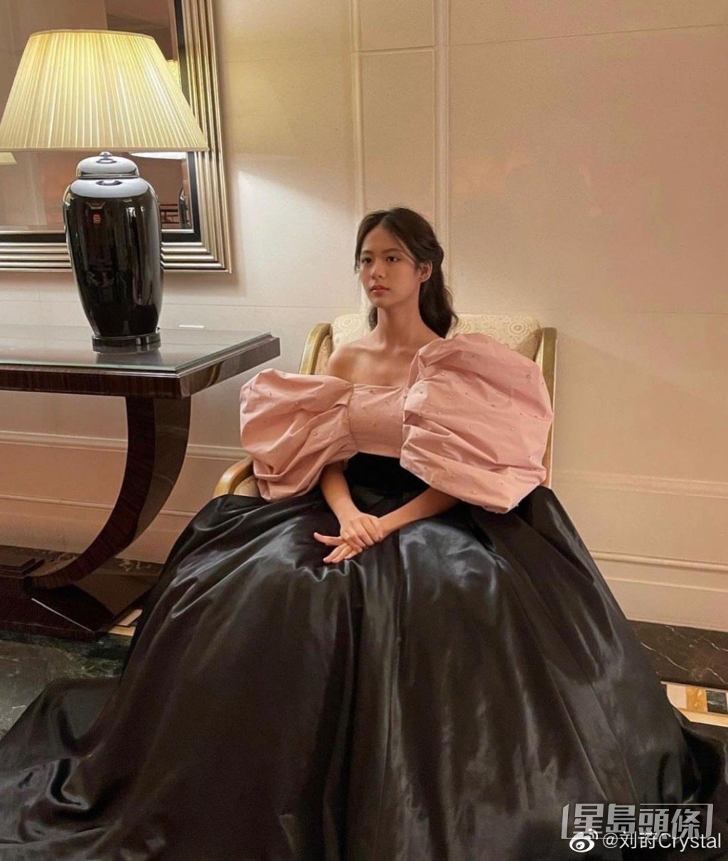 劉蒔穿上禮服。