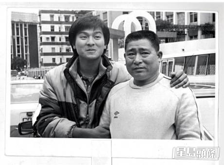 年青时的刘德华与父亲合照。