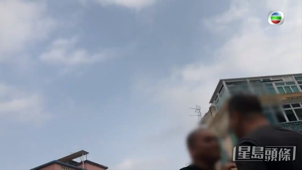 其間攝影師手上的器材在拉扯時被損壞。