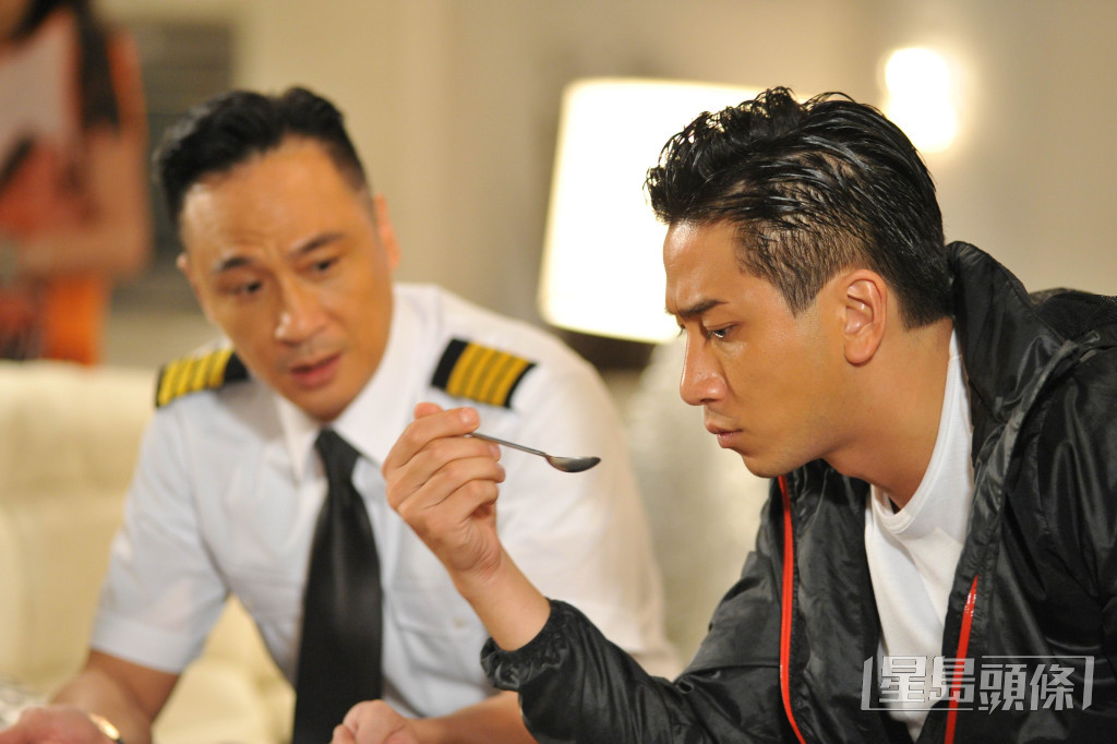 吴卓羲与吴镇宇（左）在《冲上云霄》饰演兄弟。