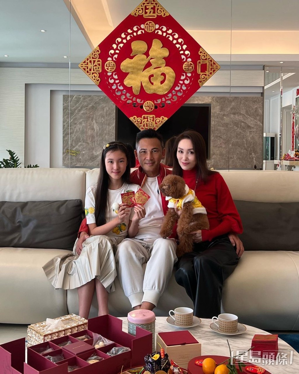 一家三口仲有隻狗，樂也融融。