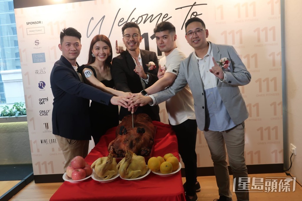 股东们齐合照。
