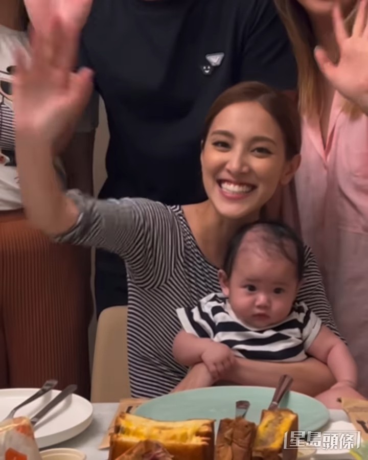 早前帶幼子Carlos與朋友聚會。