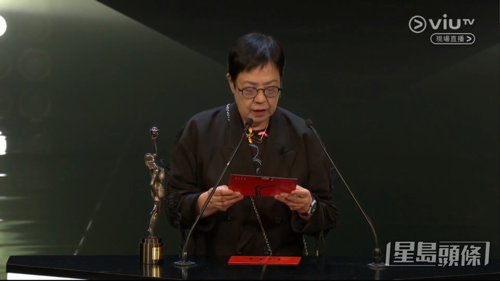 導演許鞍華頒發「新晉導演」得主。