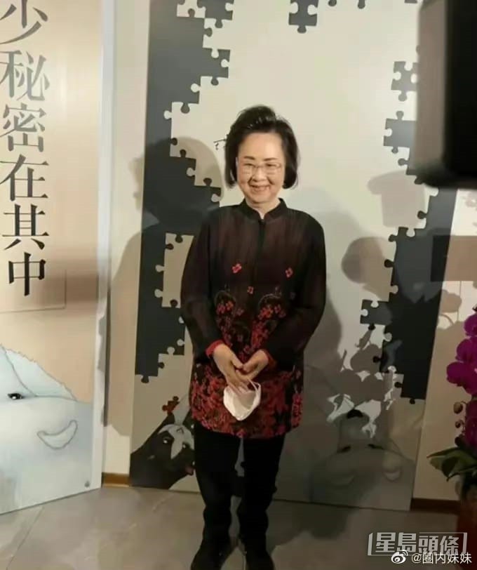 經歷喪夫之痛的瓊瑤,於活動上看到昔日與丈夫平鑫濤一起栽種的大樹都露出久違笑容,而瓊瑤精神亦都不錯。(微博圖片)