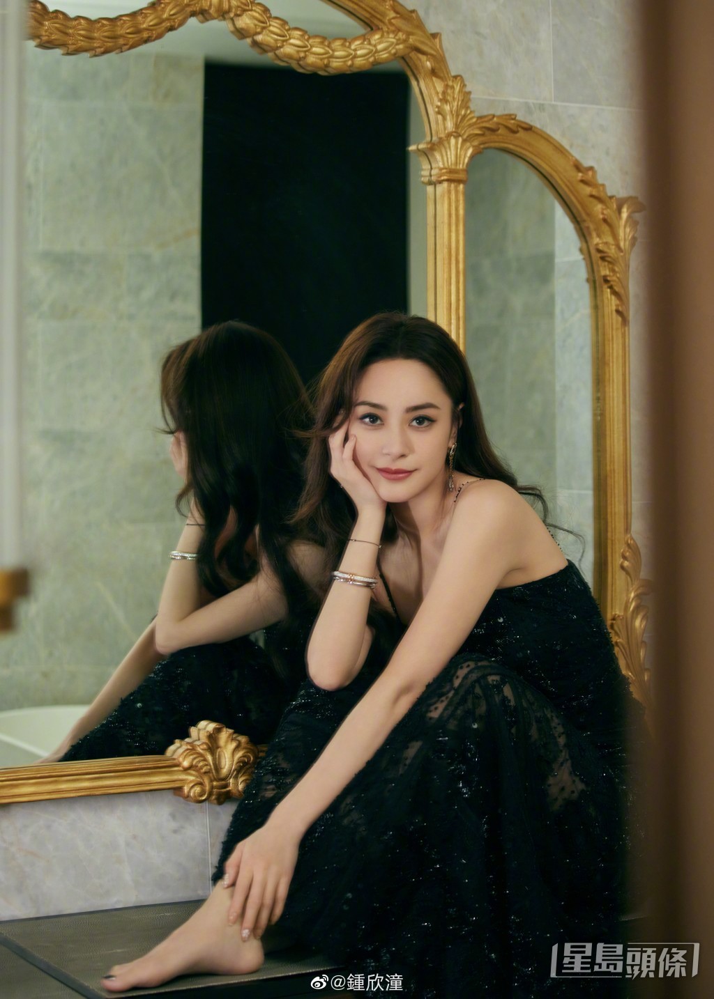 着吊帶晚裝性感撩人。