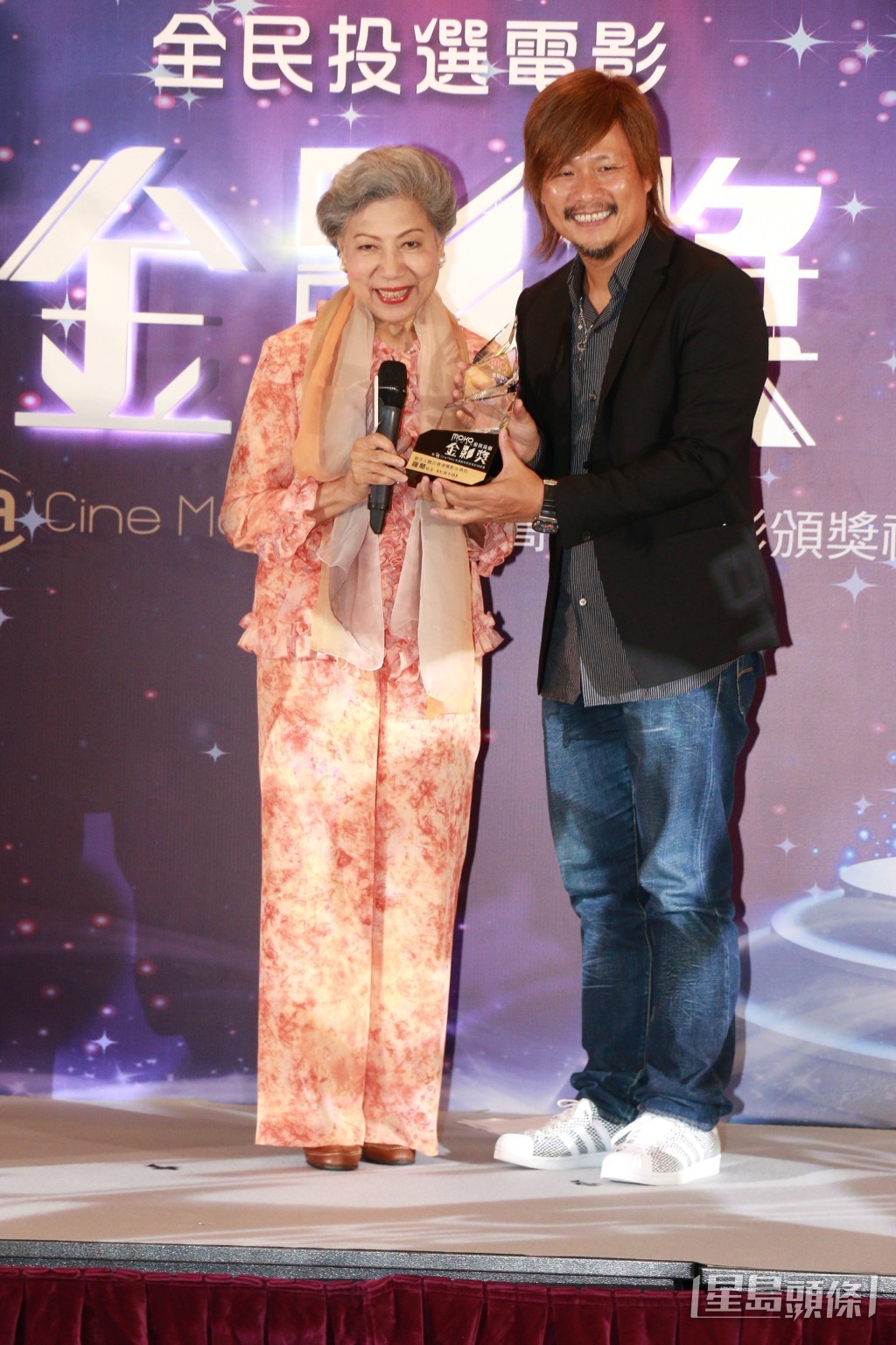 罗兰2015年凭《七月十四》“龙婆”一角，获票选“最令人难忘香港电影女角色”。