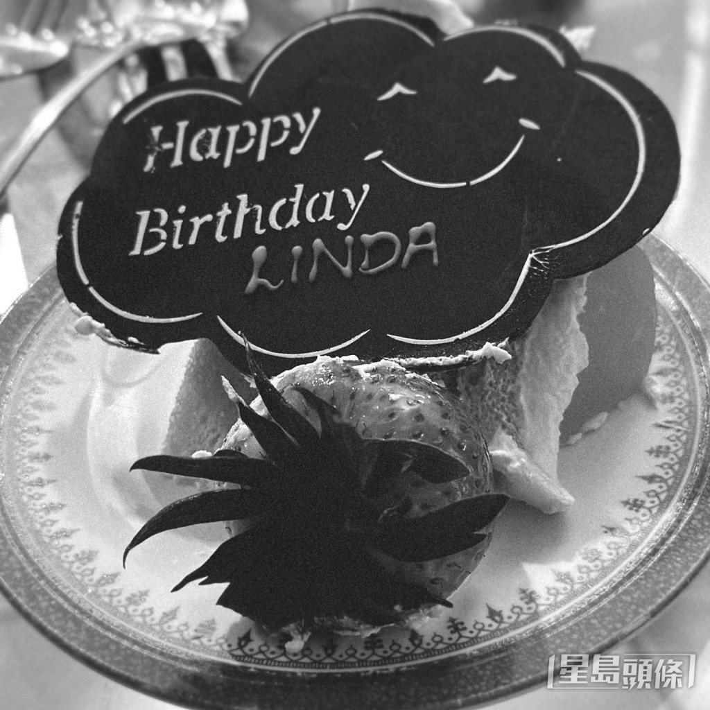 鍾嘉欣與家人慶祝。