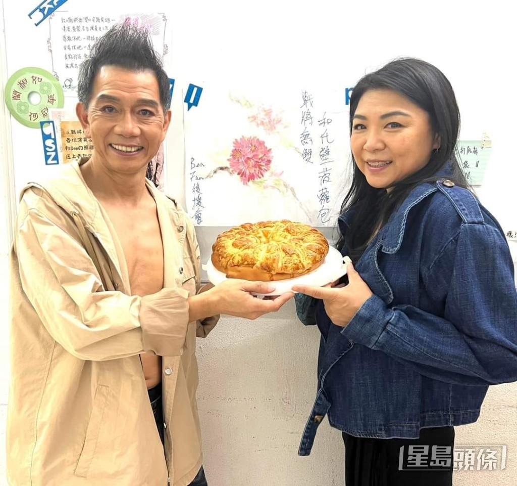 黃美芬離開亞視後轉做蔡瀚億經理人，現時則負責處理袁富華（左）的工作。