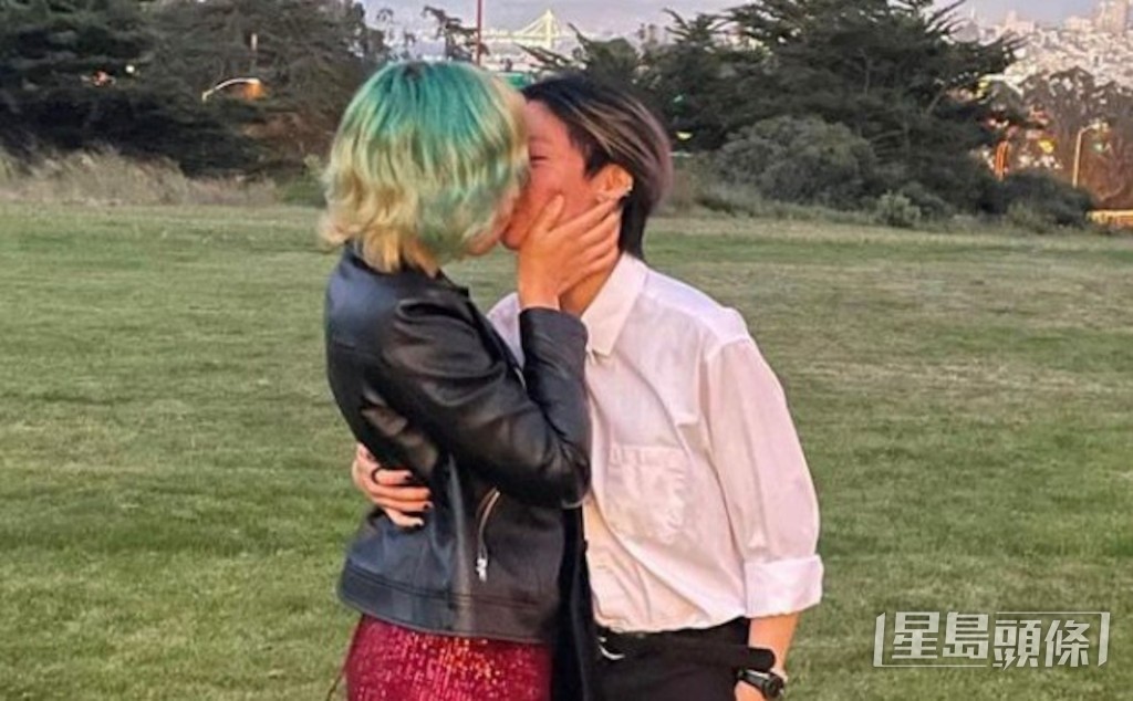 與女友咀嘴。