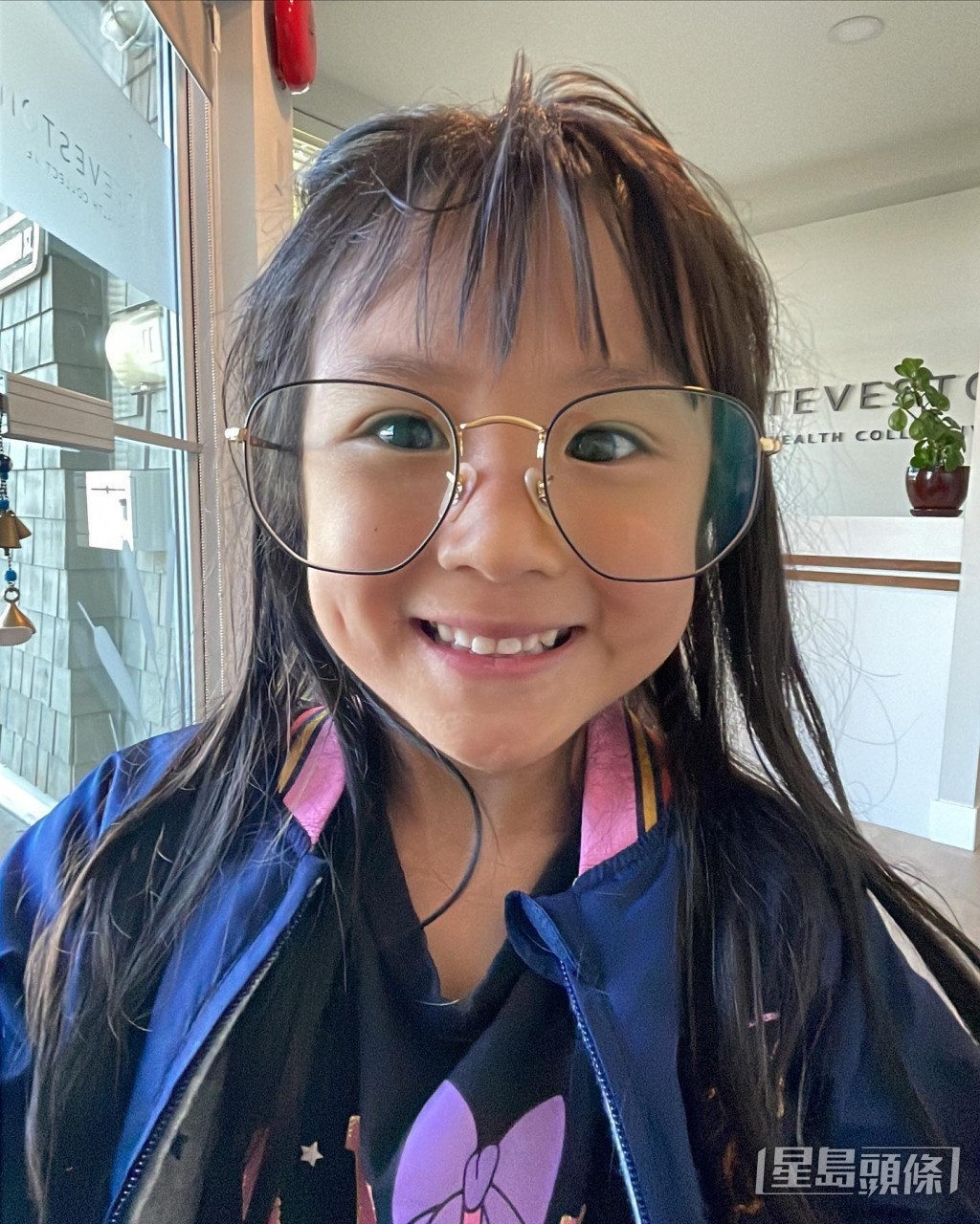 Leora戴上大眼鏡好似小雲。