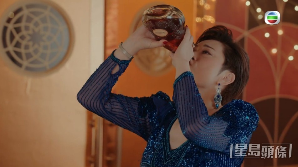 「媽媽生」沙律姐（陳法蓉飾）最終乾兩瓶烈酒平息事件。