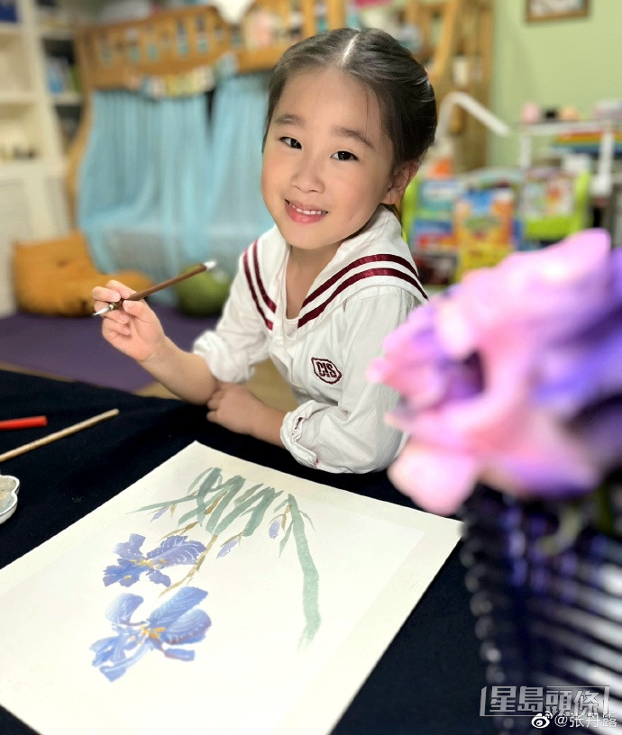 幼女頗有繪畫天份。