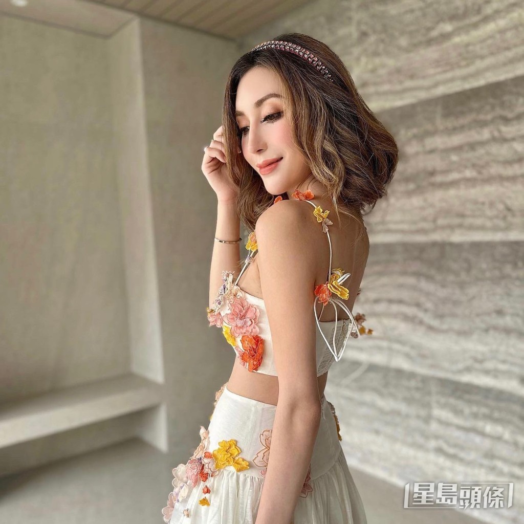 何鍶珩近期愛上「花花仙子」Look。