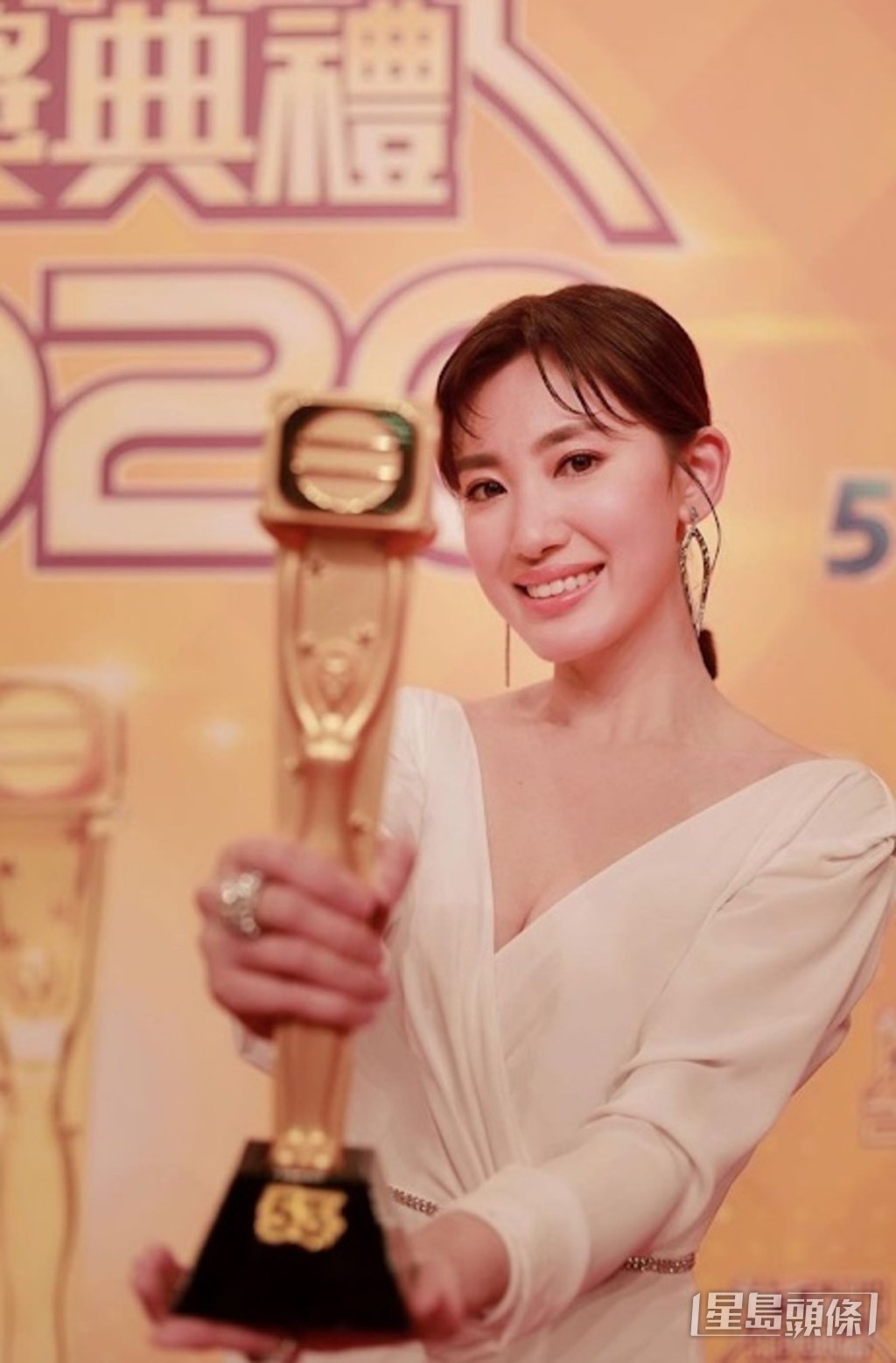 2020年獲「飛躍進步女藝員」獎,是入行13年以來首個TVB奬項。