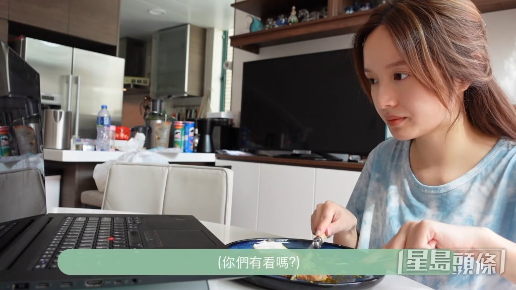 雪櫃前有個中島吧枱，鄺潔楹擺放了許多零食及雜物。