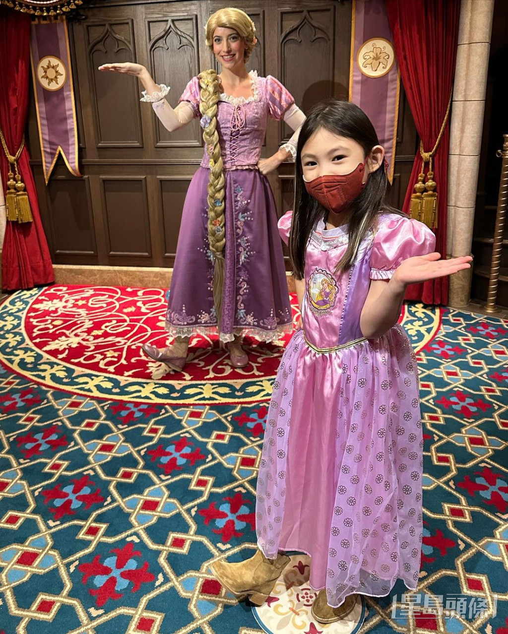 女兒Alaia穿上公主裝。