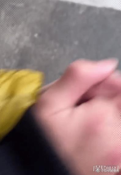 前日(1月30日)張栢芝疑於IG限時動態分享與一名男子十指緊扣的影片。
