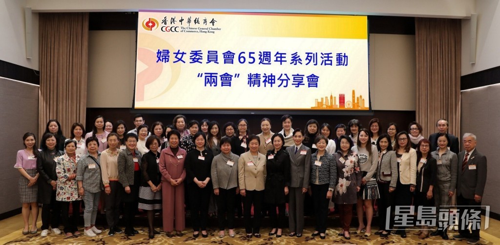 何超瓊與胞妹何超蕸，及鄺美雲等一同出席活動。