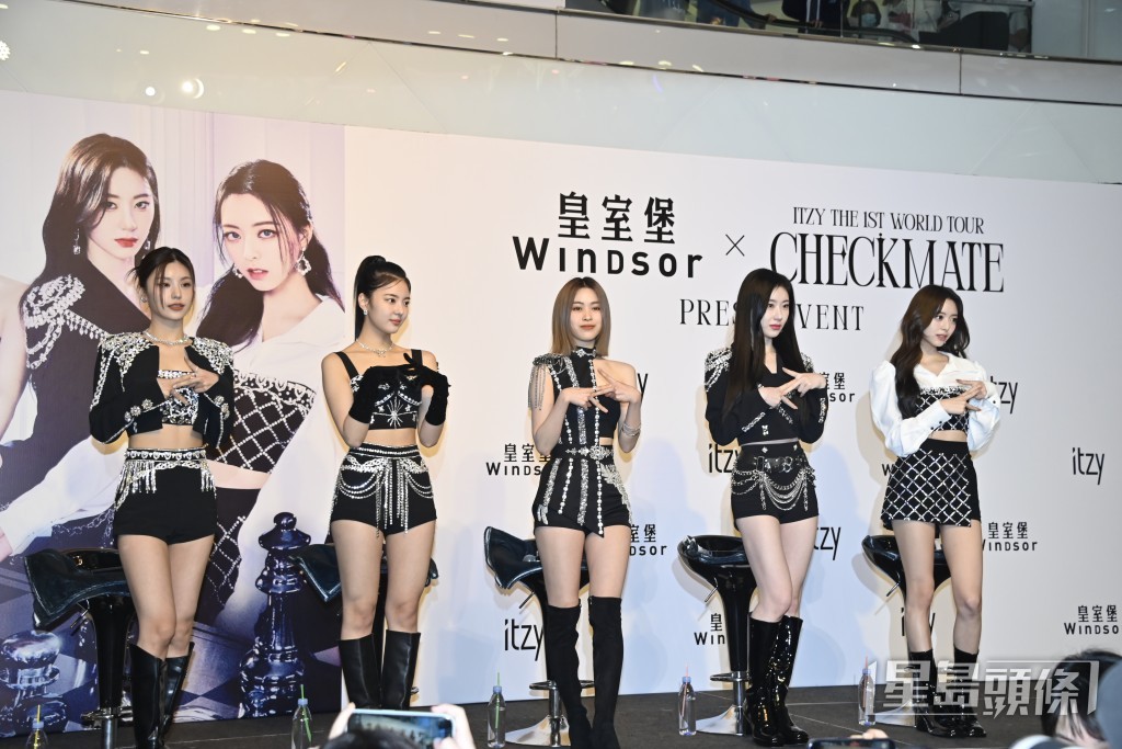 ITZY成员（左起）礼志、Lia、留真、彩铃、有娜​