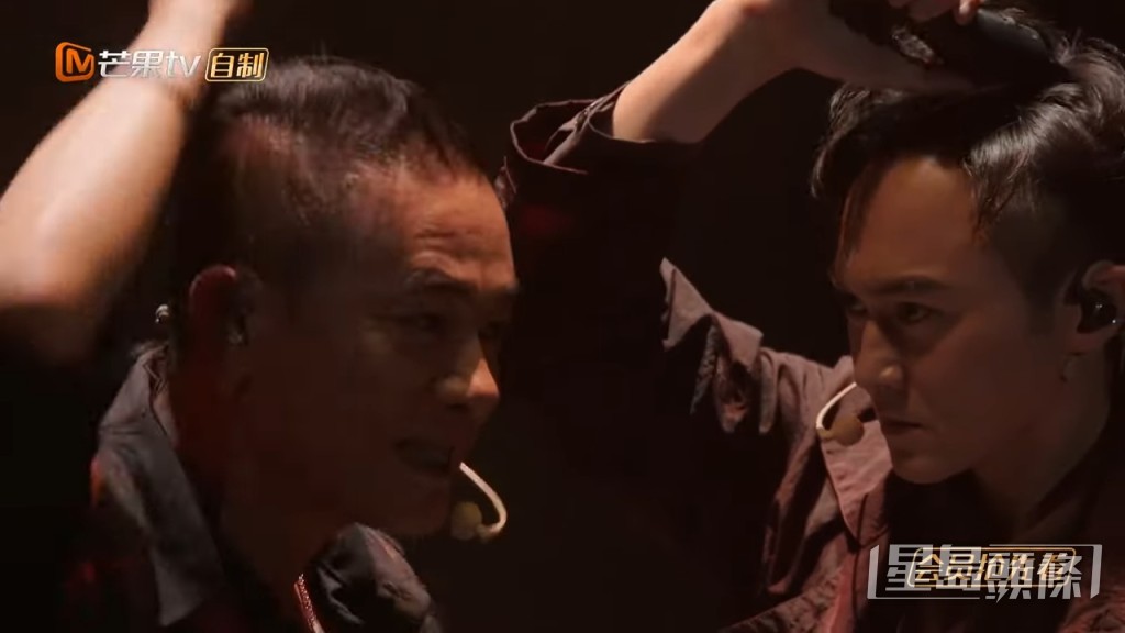 陳小春賽前教張智霖剃頭。