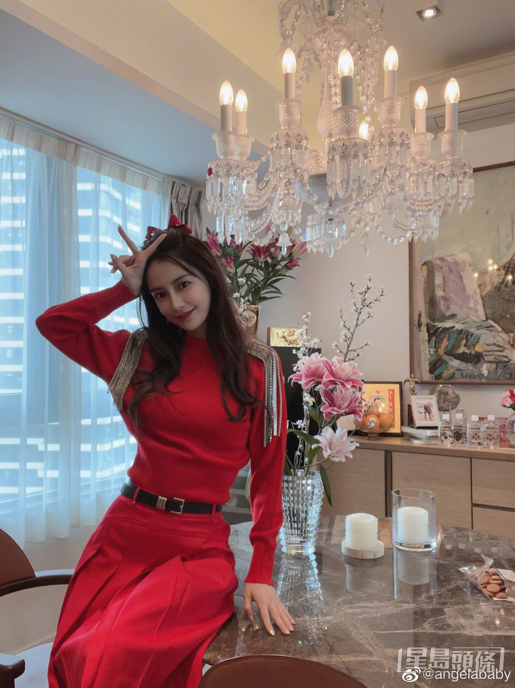今年1月Angelababy回港拜年，其香港豪宅設計雖然簡約，但其實餐桌及餐椅均是Hermès Metiers系列，售價分別約13萬港元及5.6萬港元。