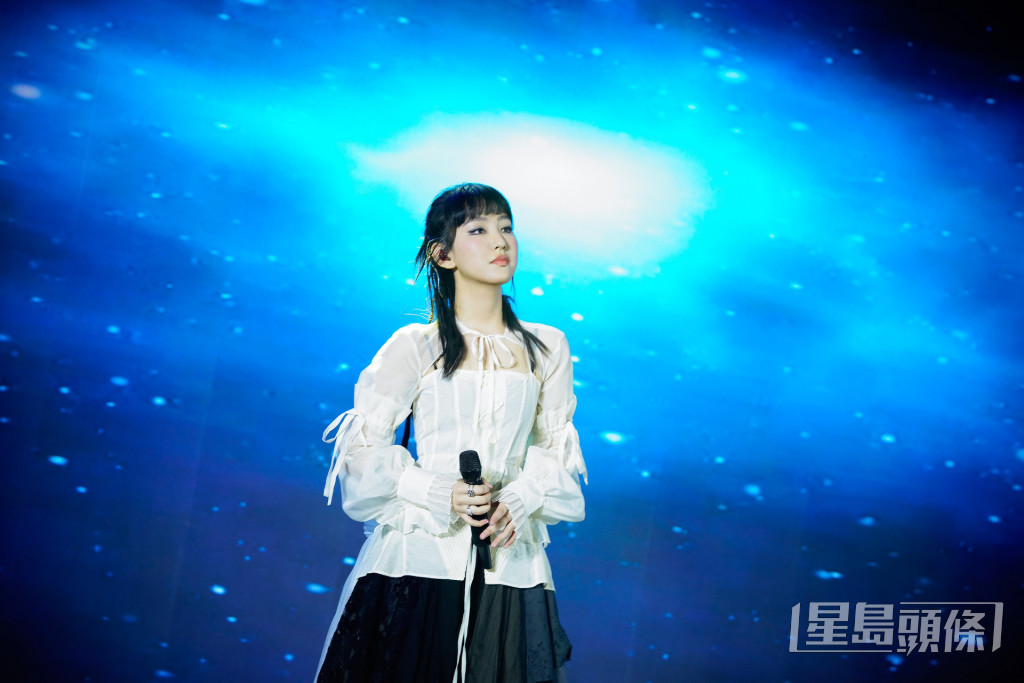 炎明熹早前在广州出席商演，在活动上演唱《蜚蜚》、《最牵挂的》等歌曲。