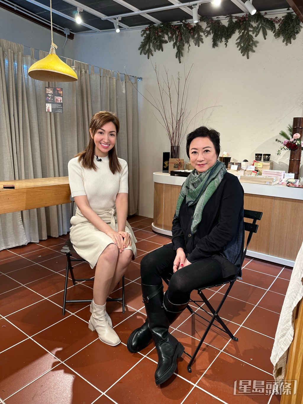 謝寧依然堅持親力親為到餅店招待客人，打點店舖一切。
