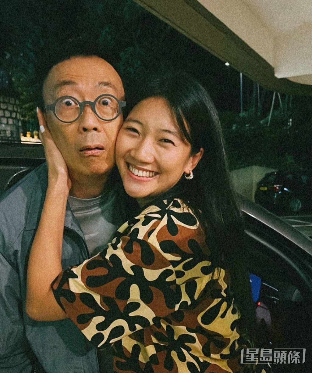  鄭瑤前晚（18日）趁父親節晒出父女照，獲不少網民大讚靚女。