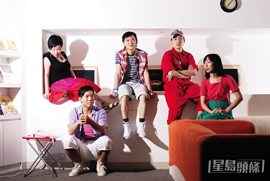 鄧智堅在劇場浸淫多年,2008年獲詹瑞文賞識加入劇團成為全職演員,曾演出《潮性辦公室》等舞台劇。