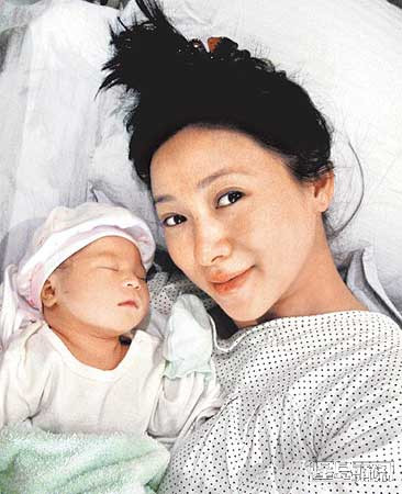 翁虹在2007年为老公诞下囡囡刘莳。