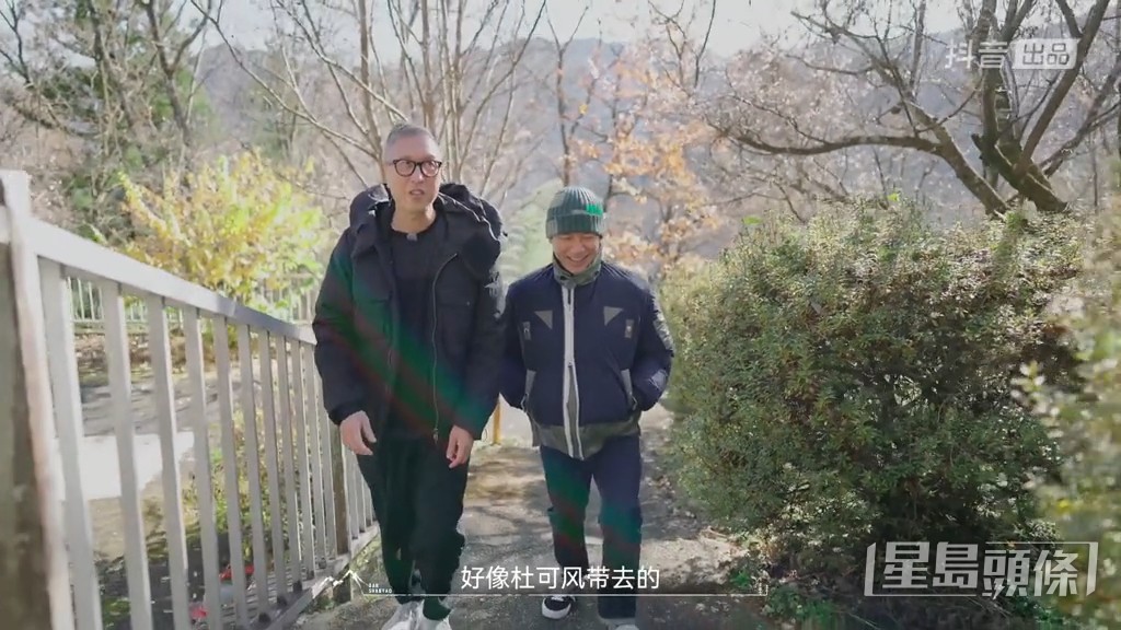不過有一年梁朝偉沒有出席，杜可風代為帶酒。