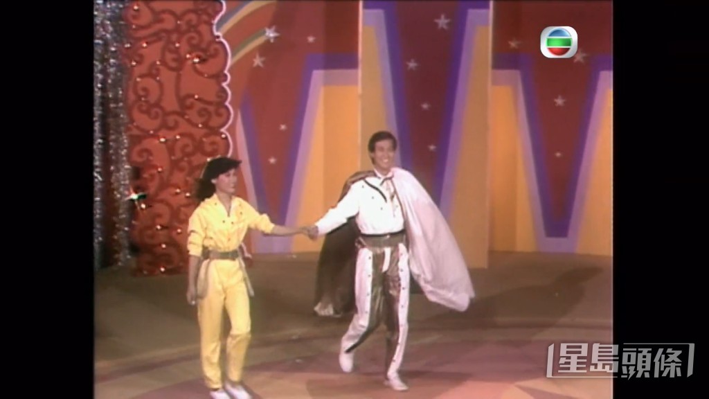 【1981年】鄭少秋與楊盼盼一同表演,鄭少秋在鋼線踩單車,楊盼盼則在下面做不同動作,之後兩人更來個360度旋轉!