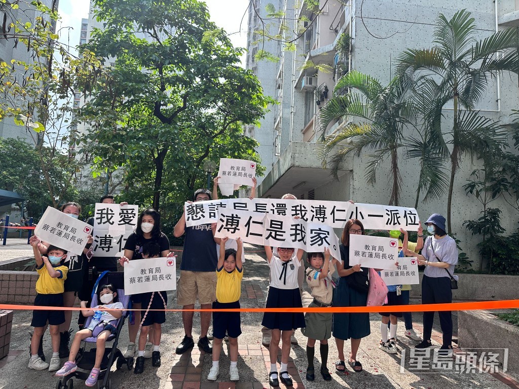 獻主會溥仁小學校友及家長向蔡若蓮請願。盧嘉潁攝