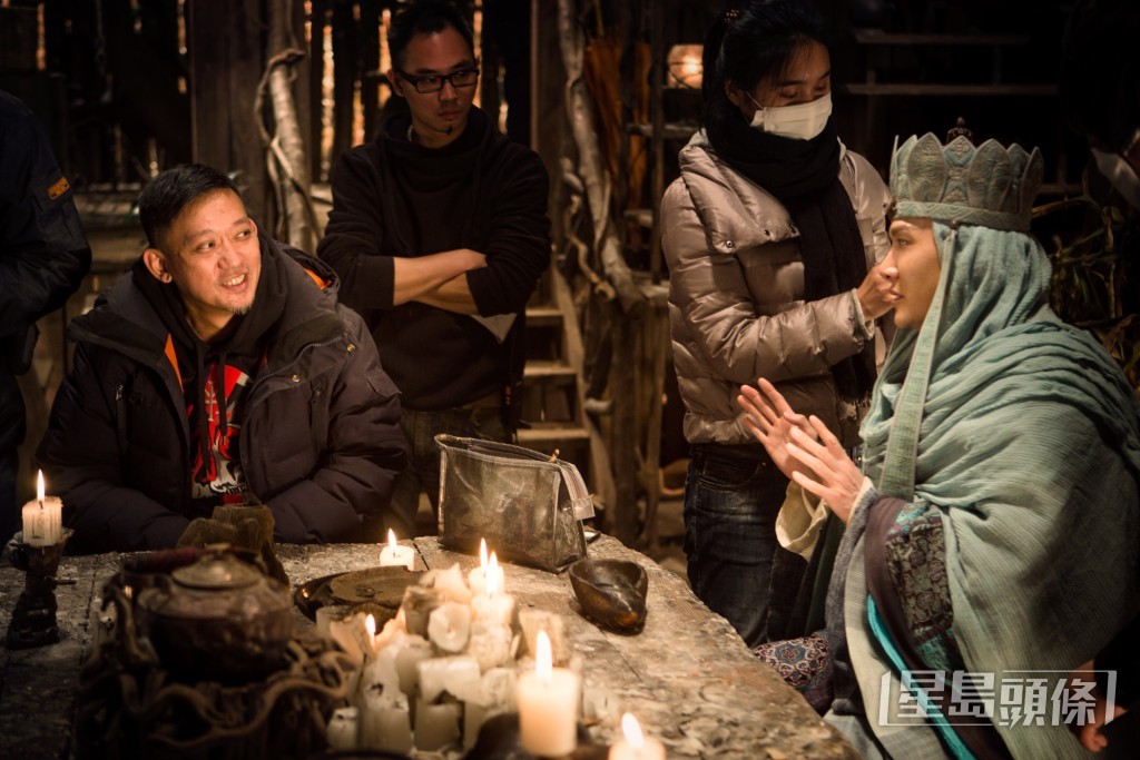 馮紹峰(右)休養半個月後,堅持負傷繼續開工完成戲份。