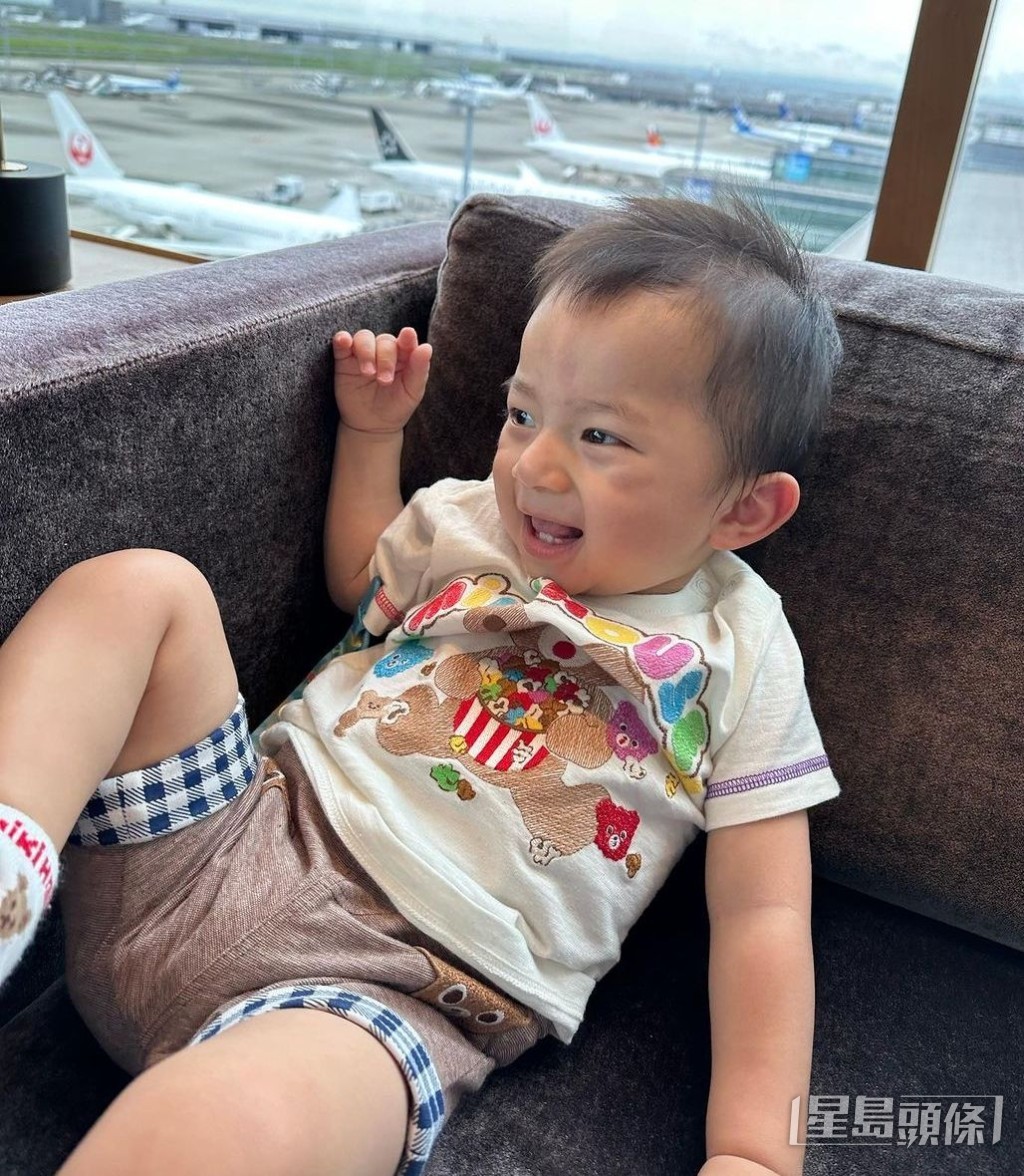 14個月大囝囝Asher好得意。