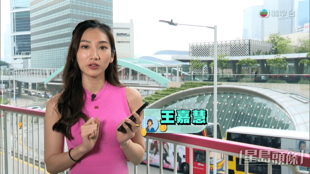 昨晚一集《東張西望》,王嘉慧穿上Shocking pink小背心襯熱褲做採訪。