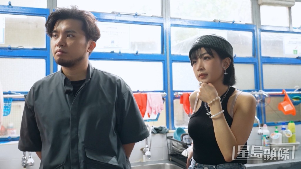 嘉盈早前同許賢拍檔,為ViuTV主持真人騷《癮營人》。
