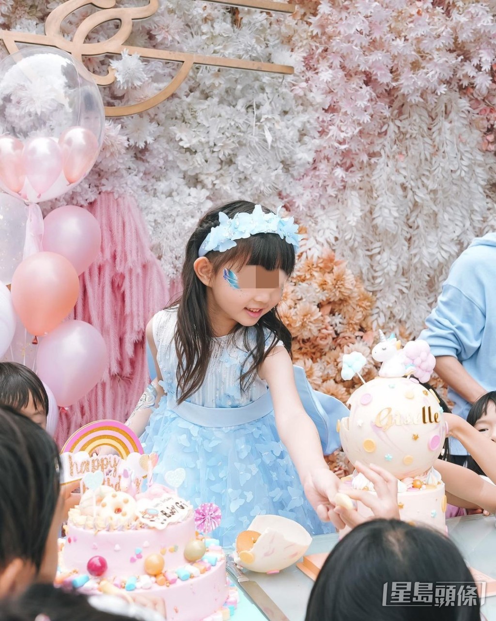 近年經常避免將女兒外表曝光。