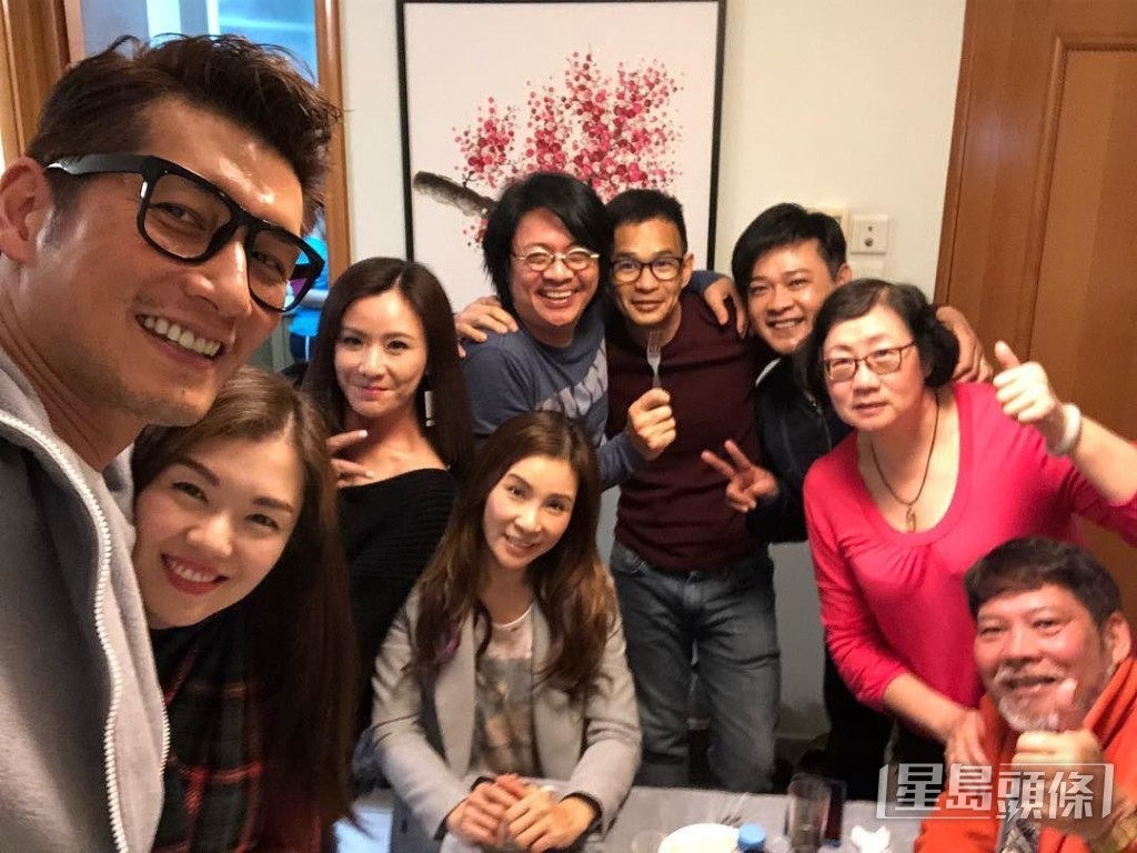 张文慈（左三）仍不时与亚视旧同事聚会。