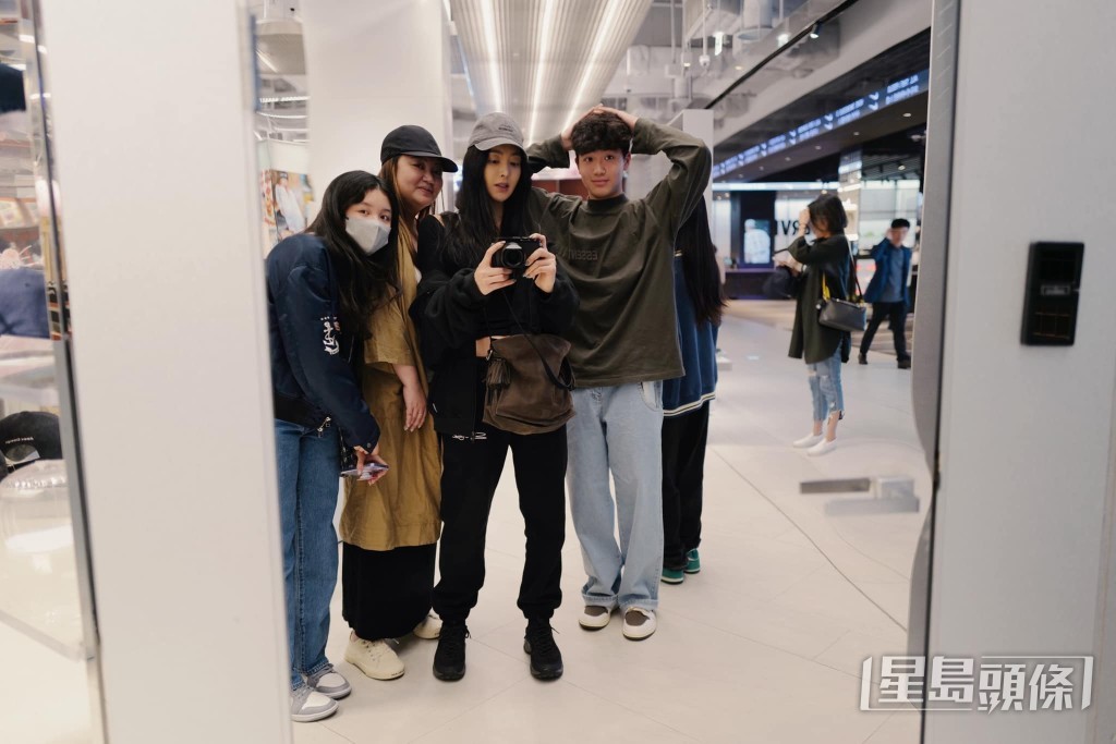 吳速玲一家人出發。
