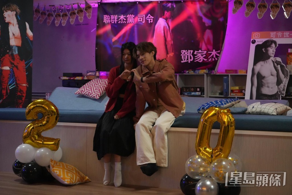 女歌迷心心眼。