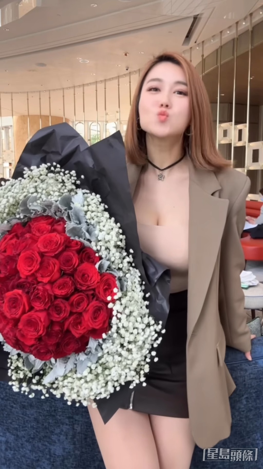 白云向镜头飞吻。