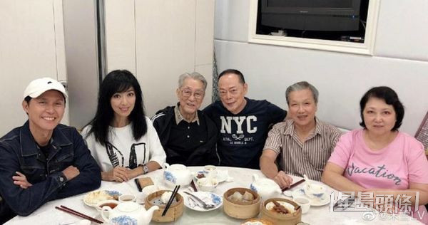 劉江離巢後大幅減產，半退休生活主力陪結婚50年的太太（右）遊山玩水。