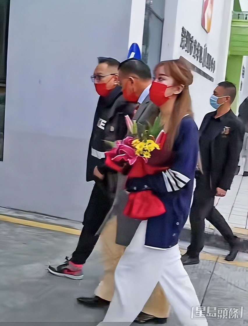 萬梓良曾被網民影到被一男一女攙扶的影片。 
