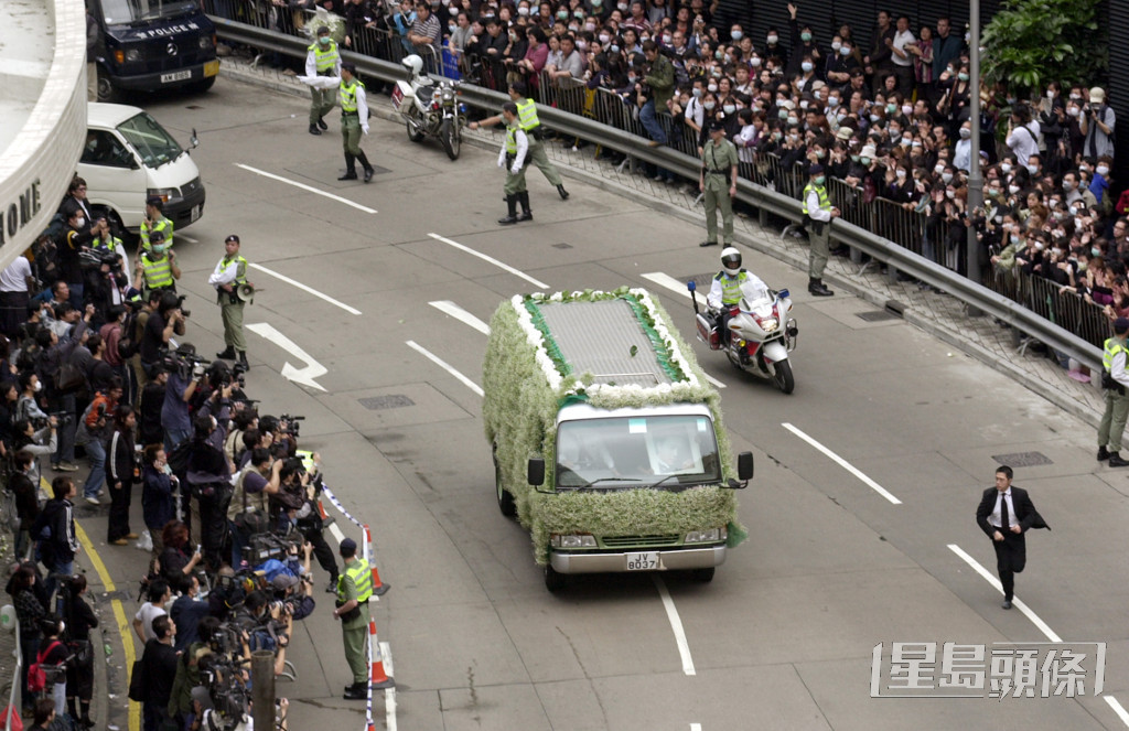 上萬名粉絲在香港殯儀館外，夾道送別張國榮，場面非常震撼。
