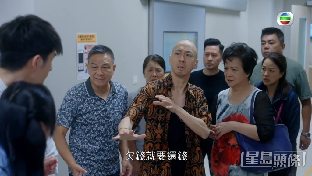 而最後一個街坊關偉倫是實力派甘草,今年已經71歲的他入行51年!1971年他參加邵氏與無綫電視合辦的「演員訓練中心」第一期訓練班(電影組),初期曾拍過《民間傳奇》、《清宮殘夢》等劇。四年後簽約亞視前身麗的電視,《秦始皇》、《皇家檔案》、《再見艷陽天》到《縱橫天下》等劇都有份演出。至2012年離開亞視轉投香港電視,重頭劇《選戰》、《導火新聞線》亦有見到他的蹤影。後來港視不獲發牌照,他轉投無綫,不過數年間亦是演只得幾句對的閒角路人。