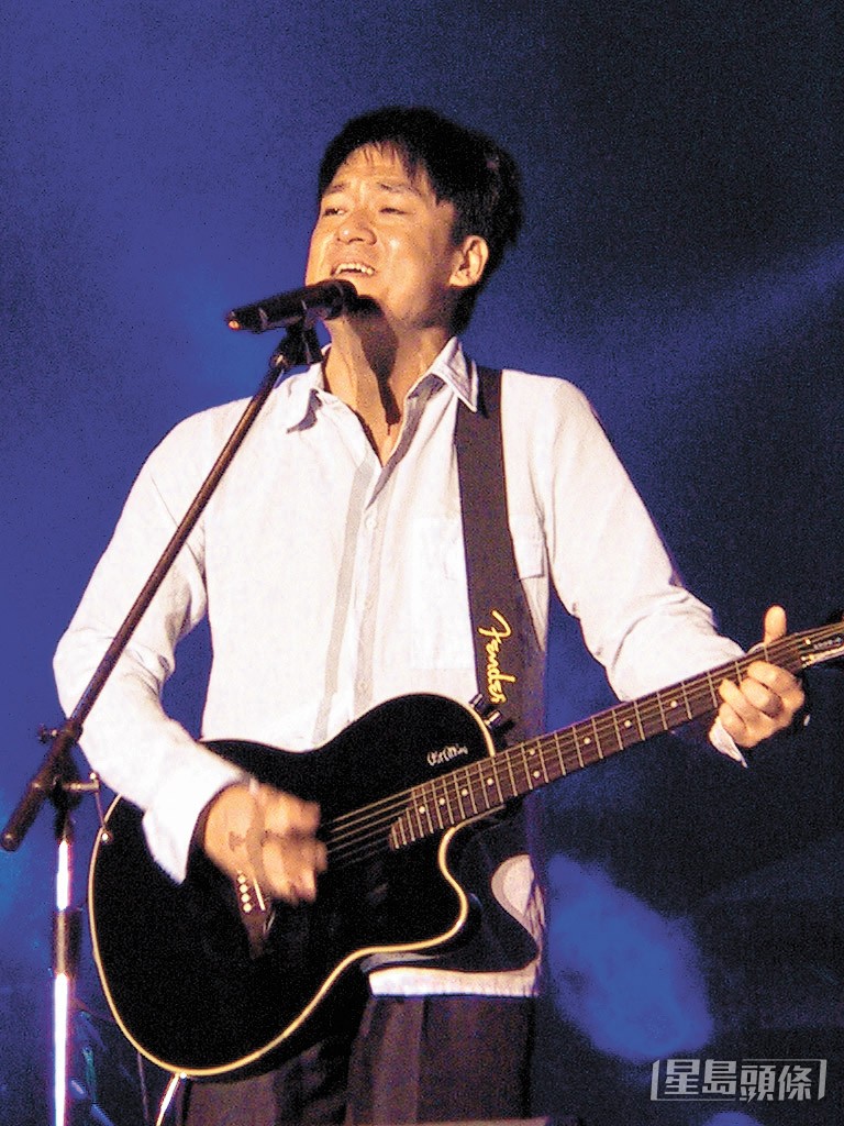 90年代在港走红的周华健，一度可以要胁四大天王地位。