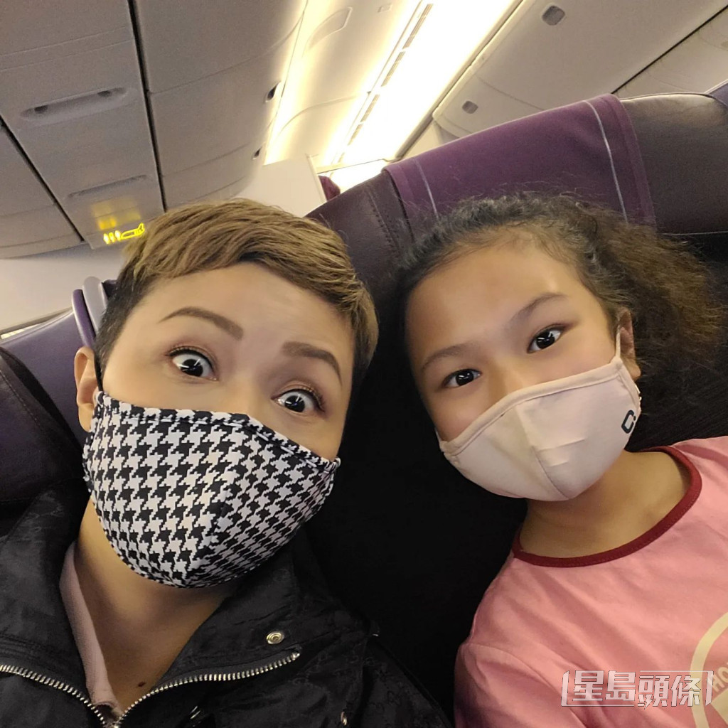今年7月罗敏庄贴出与囡囡在飞机上的照片，宣布已抵达泰国，并表示会努力学习。