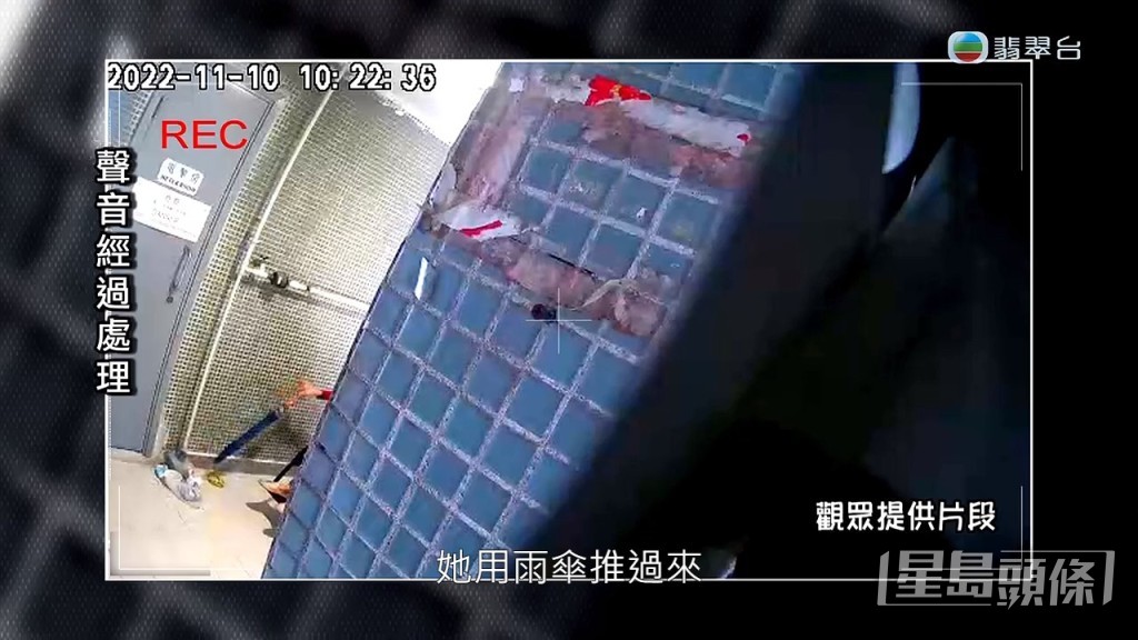 惡鄰居表示:「嗰排咪打風嘅,有啲口罩可能有啲人除喺垃圾桶嗰邊,吹呀吹,吹到去門口。」 